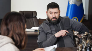 “Вы не видите кто я?”: замминистра МВД устроил скандал на въезде в зону ООС (Видео)