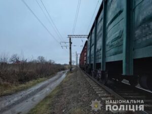 Сидел на путях: на Одесщине поезд насмерть сбил юношу