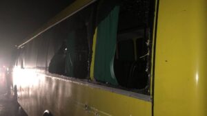 В Ровенской области бревна выпали из лесовоза и влетели в окно маршрутки: есть пострадавший