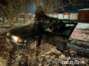 В Одесской области военный на BMW влетел в дерево (Фото)