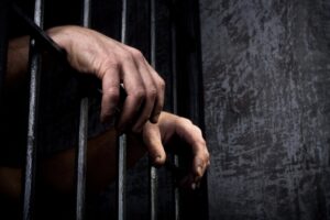 Развращал дочь и облил ее кислотой: на Хмельниччине вынесли приговор 44-летнему мужчине