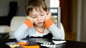 Болело горло: в Днепре 6-летний мальчик наглотался таблеток