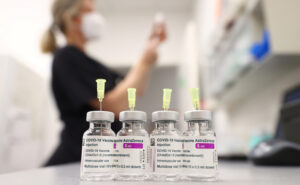 Ученые нашли причину тромбозов после вакцины AstraZeneca