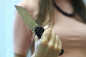 На Днепропетровщине мужчина напоролся на нож и попал в реанимацию