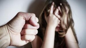 Требовал интимной близости: в Марганце мужчина похитил 10-классницу
