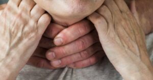 В Першотравенске экс-заключенный задушил товарища в его квартире