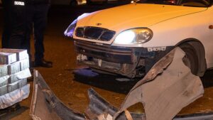 В Днепре водитель разбил авто, пытаясь не сбить пешехода