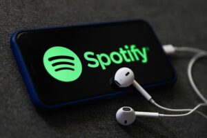 Доминация российских исполнителей: что украинцы слушали в 2021 году на Spotify