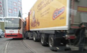 В Каменском на перекрестке грузовик врезался в трамвай