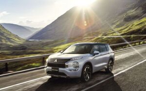 Гибридный кроссовер Mitsubishi Outlander вызвал безумный ажиотаж на рынке