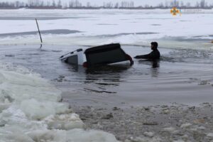 В Черкассах внедорожник с двумя людьми провалился под лед (Фото, видео)
