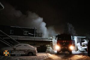 В Днепре на Победе горела автомойка (видео)