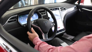 Tesla ограничила функционал своих электрокаров