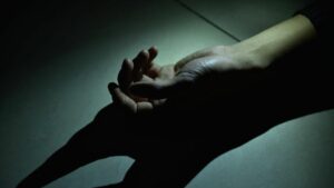 Тело покрыто синяками: на Днепропетровщине в доме обнаружили труп мужчины