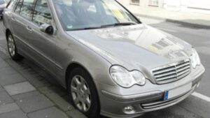 Не смог купить: во Львове мужчина на эвакуаторе украл Mercedes
