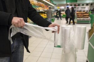 В Киеве магазин попытался обойти запрет пластиковых пакетов и вызвал возмущение граждан (Фото)