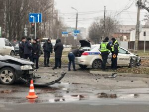 В Днепре иномарка влетела в полицейскую машину (фото)
