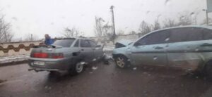 В Днепре на Космической лобовое столкновение двух автомобилей (фото)