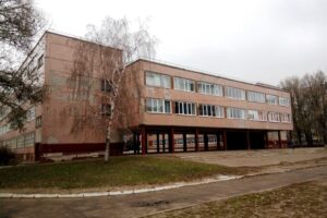 В Днепре “заминировали” школу №131 на Левобережном: эвакуировали более 500 человек 