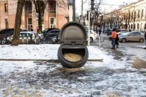 Стало известно, что за серые шары появились в центре Днепра