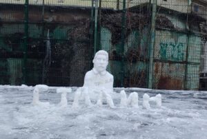 В Днепре жители слепили Сталина из снега (Фото)