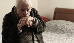 4 года без отопления: в Днепре пенсионер в домашней одежде сидел на улице в мороз