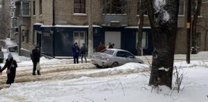 В Днепре автомобиль провалился в снег на рельсах: движение трамваев заблокировано