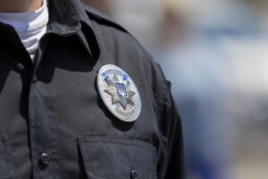 Избил человека дубинкой: на Днепропетровщине будут судить полицейского