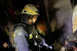 В Днепре на Телевизионной огонь практически полностью уничтожил квартиру (видео)