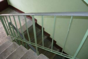 Ударилась головой об лестницу: на Днепропетровщине погибла пенсионерка