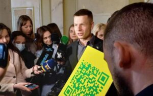 Послание Зеленскому: нардеп Гончаренко принес в Верховную Раду ругательный QR-код (Фото, видео)