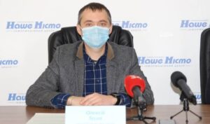 Устанавливают елки и развешивают гирлянды: как парки Днепра готовятся к Новому году