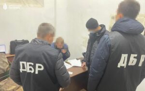 Продавал наркотики прямо в зале суда: на Харьковщине задержали полицейского-наркоторговца