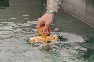 На Крещение в Ивано-Франковске мужчину силой вытаскивали из воды (Видео)