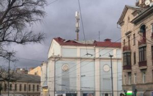 В Черновцах сильный ветер повредил крыши нескольких зданий (Видео)