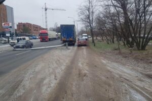 В Днепре на Гаванской упал столб и перекрыл движение