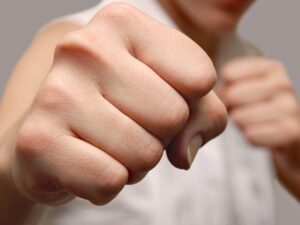 Все в крови: в Днепре мужчине разбили голову, нос и губы