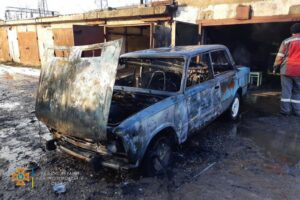 В Кривом Роге возле гаражей сгорела легковушка