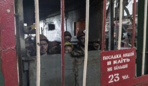 В Кривом Роге 24 горняка застряли в транспортной клети шахты