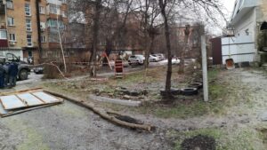 В Днепре “царь-забор” перегородил детскую площадку