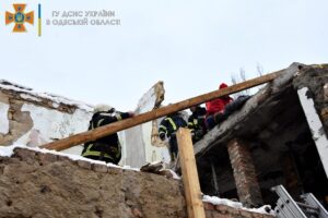 В Одессе на рабочих рухнула стена дома: один из них погиб (Фото)