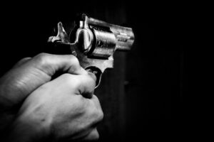 В Днепре мужчина заехал во двор дома и стал стрелять по окнам (видео)