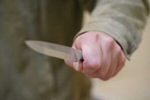 В Киеве мужчина порезал ножом лицо сожительницы
