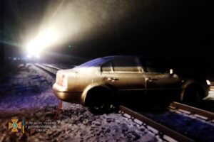 На Днепропетровщине автомобиль застрял на железнодорожных путях (Фото)
