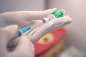 В Украине совершеннолетние граждане смогут получить бустерную дозу вакцины