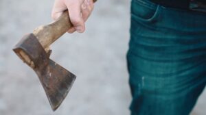 Украл “Богатырей” и разбил люстру: в Днепре мужчина пришел к соседу с топором
