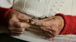 Угрожал ножом: в Покрове мужчина ограбил пенсионерку