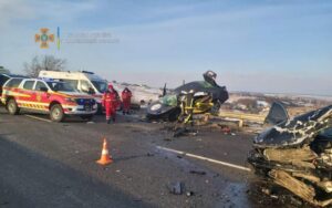 На Харьковщине в ДТП погибли три человека, двоих детей госпитализировали (Фото)
