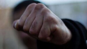 На железнодорожном вокзале Днепра подрались мужчина с женщиной (видео)
