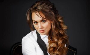 Анна Саливанчук в коже показала дерзкий образ